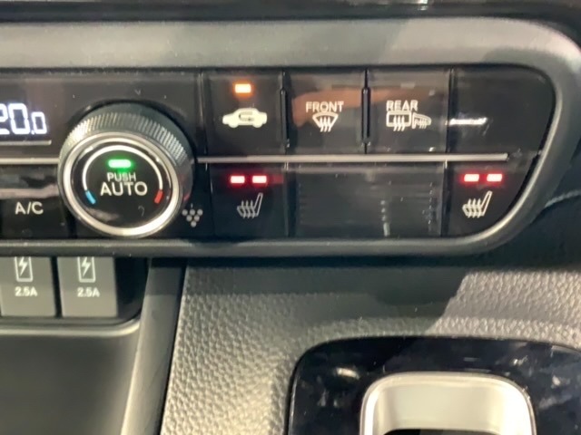 フロント両席にはシートヒーターが付いています！寒い日に便利な装備ですね。