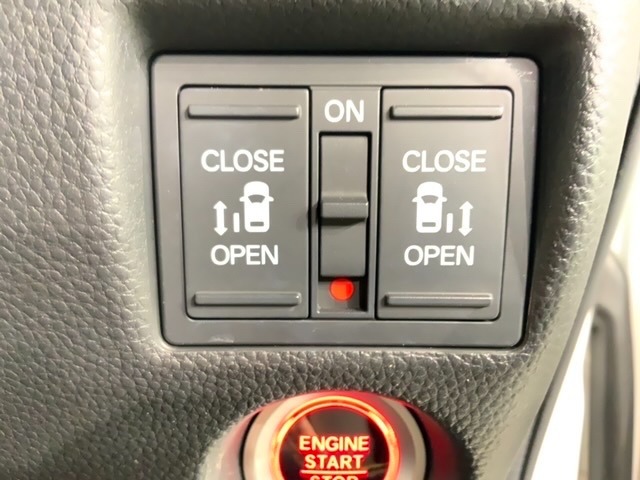 左右両側パワースライドドアが付いています。ワンタッチで簡単にお子様でも、お年寄りの方でも、開閉できますからとても便利です。キーレスや車内スイッチでも自動でドアの開閉ができます。