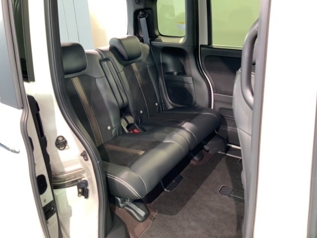 後席も余裕の広さ！ゆったりくつろげます！！