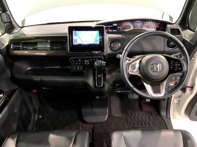 使いやすいレイアウトのダッシュボード周辺です。オートエアコンや小物入れなど嬉しい装備が満載です。