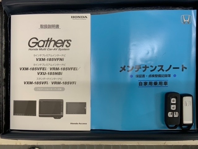 スマートキーは鍵をバッグに入れたままでもドアロックの開閉やエンジンのON・OFFができます。夜間や雨の日も鍵を探さなくて良いので便利です。