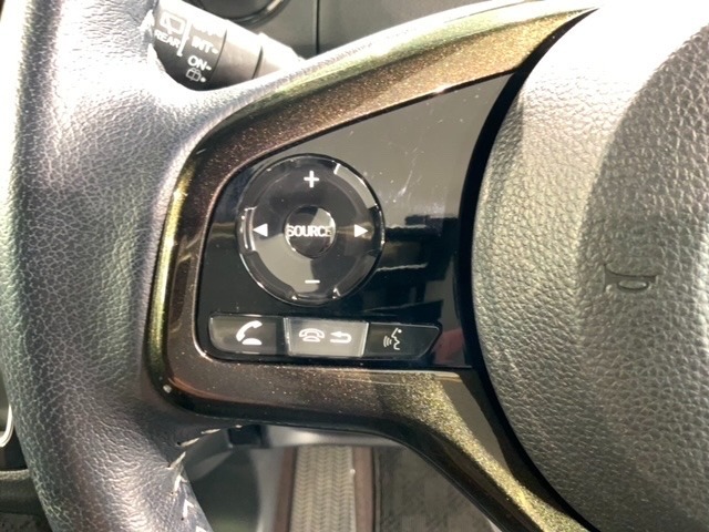 ステアリングにオーディオ操作スイッチが付いています。オーディオ画面に直接タッチしなくても操作が出来ますので、運転に集中できます。