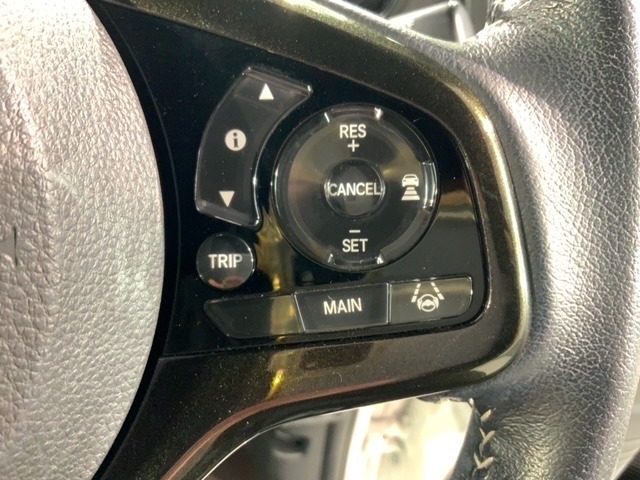 クルーズコントロールを装備しています。高速道路などで一定の速度で走ってくれるので運転が楽ですよ！速度を設定できますので、スピードの出しすぎにも注意できます。