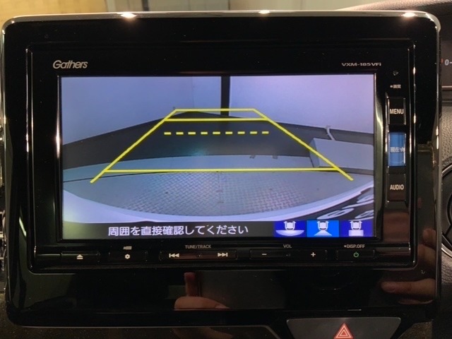 リバースギアに入れるだけで後方の表示へ切り替わります。夜間や雨の日の駐車も楽になりますよ。