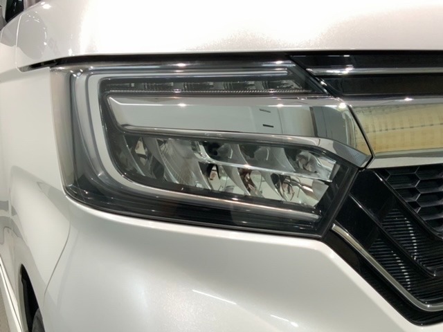 LEDヘッドライトは、点灯の瞬間から最大光量を発揮し、突然暗くなるトンネルなどでの安定感を高めます。