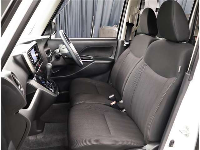 デザインもよく、居心地のよい運転席ですね。分かりやすいスイッチ類ですから操作もしやすく運転をサポートします。ぜひご来店いただき、実際にお座りいただいてステアリングを握ってみてください！