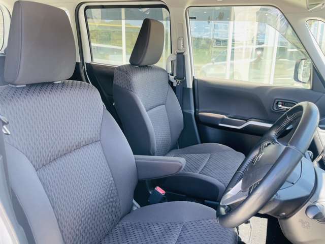 運転席、助手席ともに綺麗です。床、マットともに綺麗です。