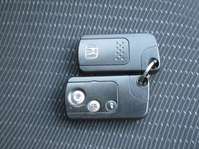 ドアの施錠やエンジンスタートが楽なスマートキー2個付き！
