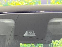 【三菱e-Assist】走行中に前方の車両等を認識し、衝突しそうな時は警報とブレーキで衝突回避と被害軽減をアシスト。より安全にドライブをお楽しみいただけます。