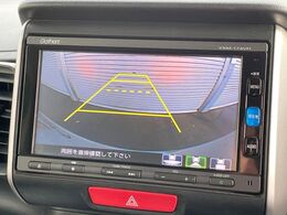 【バックカメラ】駐車時に後方がリアルタイム映像で確認できます。大型商業施設や立体駐車場での駐車時や、夜間のバック時に大活躍！運転スキルに関わらず、今や必須となった装備のひとつです！