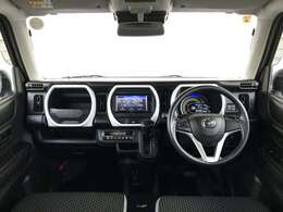 コックピットにある操作機器、情報などすべての要素をドライバー中心に左右対称に配置し、同時にそれらがドライバーに正対する造形とすることで、人とクルマの一体感を感じさせます。