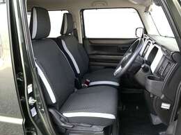 【運転席シート】へたりがちな運転席も大きなへたりがなく、綺麗な状態です。