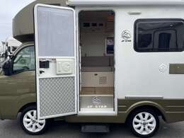 スマートアシスト　ナビ　ETC　前後ドラレコ　400Ahリチウムバッテリー　電圧計　3000Wインバーター　後席TV　Rスピーカー　12Vクーラー　軽油式FFヒーター　MAXFAN　シンク　電子レンジ