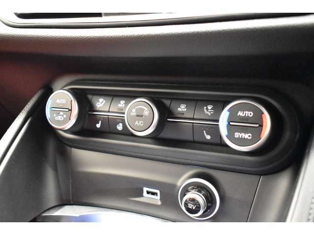 左右独立オートエアコンで快適な車内環境を提供します。