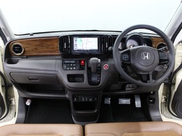 シンプルでスタイリッシュなインパネ周りです！飽きのこないデザインです。