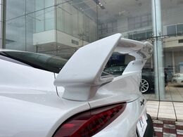 【大型リヤスポイラー】スポーツカーらしさがグッと引き立つ大型リヤスポイラーを装着♪高速走行時のスタビリティ（走行安定性）向上に役立ちます。