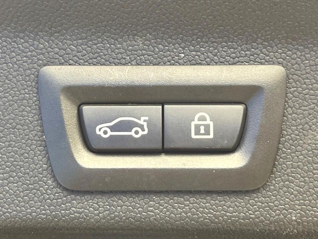 ●電動リアゲート：ワンタッチでリアゲートの開閉ができ、荷物などで両手が塞がっている状態でも簡単に開閉ができる便利機能です。