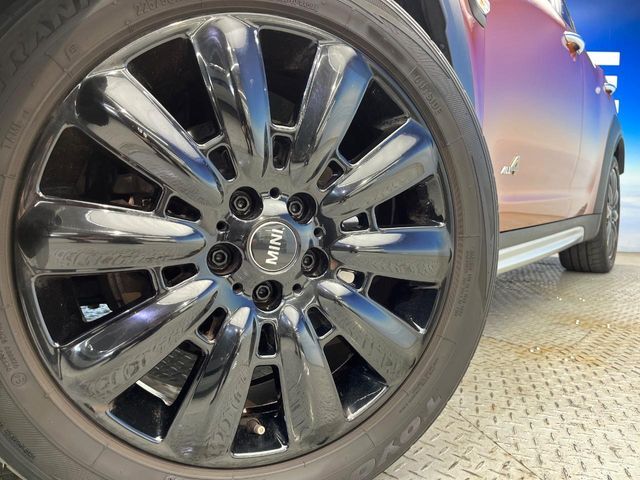 ●純正18インチアルミホイール：輸入車ならではの卓越した走りを支えるホイールと足回りです！日本車の走りに慣れている方にもぜひ体感して頂きたいほど、高いレベルでまとまっています！