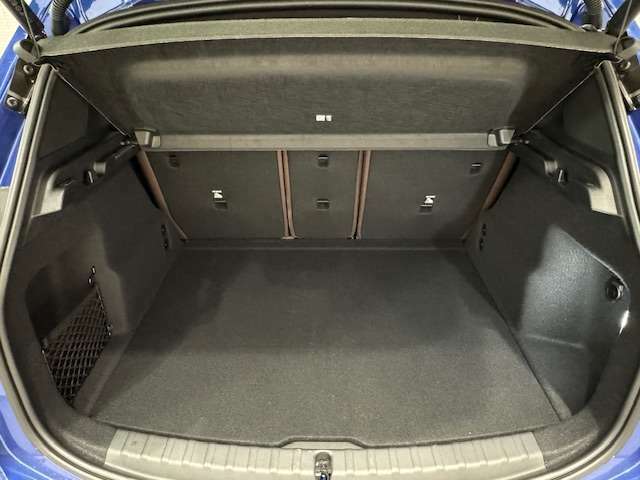 BMWではスペアタイヤが非搭載となるため、スペースは拡大されており、収納スペースとして利用可能。トランクの下にも収納スペースがあり、意外と役に立つスペースでございます。