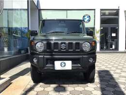 ジムニーらしさの象徴、5スロットグリルと丸型ヘッドランプ＆独立ターンランプ。