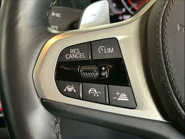 【アダプティブクルーズコントロール】装備車両です。レーダーやカメラを使って前を走るクルマの状況を検知して速度を調整してくれます。遠距離ドライブの高速道路などでは大活躍で疲労軽減に役立ちます。