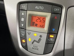 【オートエアコン】一度お好みの温度に設定すれば、車内の温度を検知し風量や温度を自動で調整。暑い…寒い…と何度もスイッチ操作をする必要はありません。快適な車内空間には必須の機能ですね♪