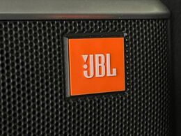 【JBLサウンドシステム】メーカーオプションの高品位サウンドシステムを搭載。専用のチューニングが施された大小様々なスピーカーから良質なサウンドが奏でられ、臨場感あふれる音響空間を演出します。