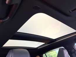【調光パノラマルーフ】車内の解放感が一気に上がる大型パノラマルーフに調光機能がプラス！日差しが強い時、シェードを閉めなくてもガラスの透明度を調整することで心地よい明るさに♪