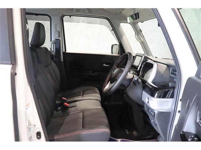 良好な視界とスムーズな乗り降りを実現した運転席。運転席はアイポイントを高くし視界良好です。体格に合わせてシートの位置をきめ細かく調節できるので、いつでも最適な運転姿勢をキープ。操作も軽く、ラクラクです
