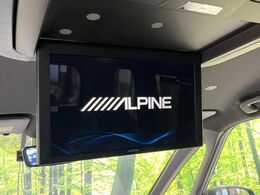 【フリップダウンモニター】大画面モニターで後席でもエンタメをお楽しみいただけます。小さなお子様にも大人気の装備です♪