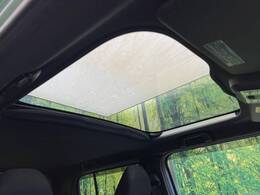 【ガラスルーフ】ガラスルーフ搭載で車内の解放感が一気にアップ！開放的なドライブをお楽しみいただけます。