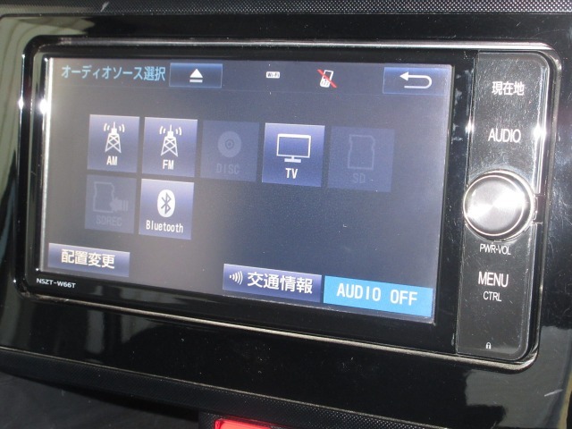 ナビゲーションはトヨタ純正SDナビ(NSZT-W66T)を装着しております。AM、FM、CD、DVD再生、Bluetooth、音楽録音再生、フルセグTVがご使用いただけます。