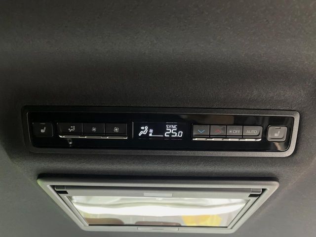 【リアオートエアコン】広い後部座席には必須の機能！風量や温度を自動で調整し前席と同様な車内環境にしてくれるリアオートエアコンを装備。夏の暑さも冬の寒さもストレスなく快適にお過ごしいただけます♪
