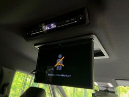 【フリップダウンモニター】大画面モニターで後席でもエンタメをお楽しみいただけます。小さなお子様にも大人気の装備です♪