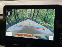 【バックカメラ】駐車時に後方がリアルタイム映像で確認できます。大型商業施設や立体駐車場での駐車時や、夜間のバック時に大活躍！運転スキルに関わらず、今や必須となった装備のひとつです！