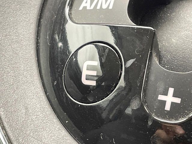 燃費を良くするために出力を抑えるエコモードは、エンジンや変速などを制御して、燃料の消費を抑える運転をサポートするモードです。主に街乗りや長距離ドライブ時の燃費改善を目的としています。