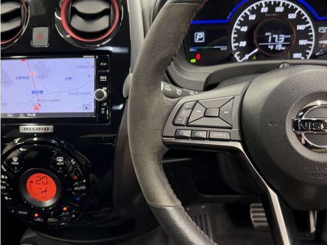 【純正ステアリング】手にしっかり馴染みとても運転しやすいハンドルです。ハンドルを握った感触も良くフィットします。