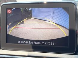 【バックカメラ】駐車時に後方がリアルタイム映像で確認できます。大型商業施設や立体駐車場での駐車時や、夜間のバック時に大活躍！運転スキルに関わらず、今や必須となった装備のひとつです！