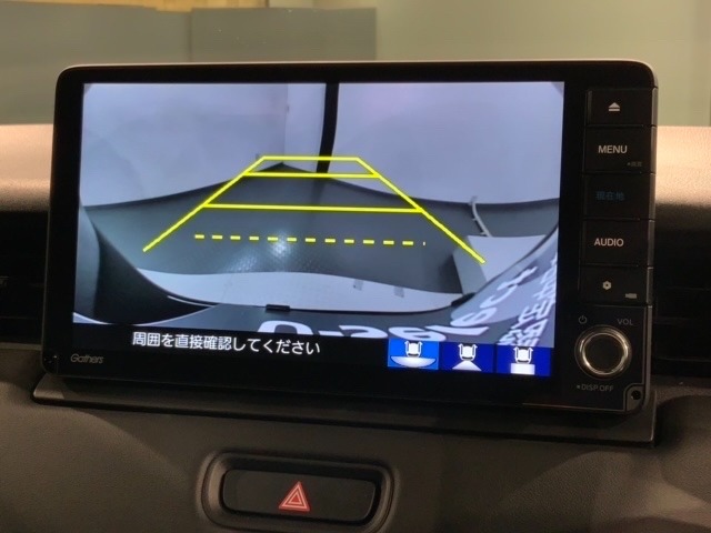 リバースギアに入れるだけで後方の表示へ切り替わります。夜間や雨の日の駐車も楽になりますよ。