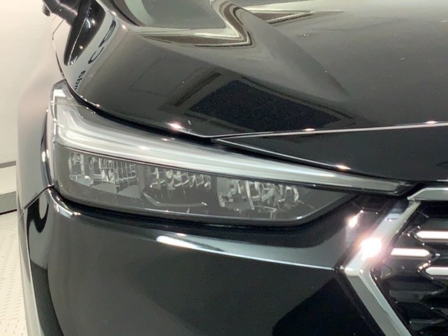 LEDヘッドライトは、点灯の瞬間から最大光量を発揮し、突然暗くなるトンネルなどでの安定感を高めます。