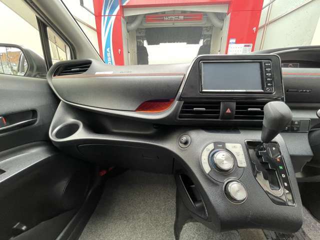 基本プラン【インパネ周り】視界がよく運転しやすい設計となっております。インパネ周りもすっきりと洗練されたデザインで高級感が溢れています☆日々のドライブを飽きさせません♪
