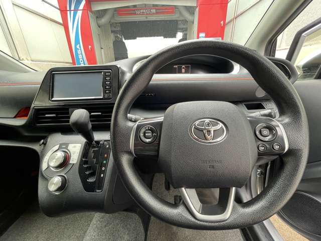 基本プラン【ステアリングスイッチ】ステアリングスイッチ搭載で運転中に目線を外さずにオーディオ操作が可能です♪チャンネル・楽曲・音量が指一つで変更できます♪