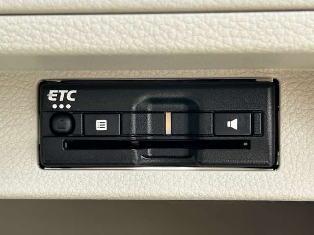 高速道路を利用するうえで必需品のETC車載器も装備されてます！