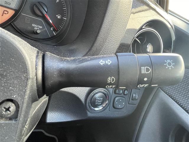 【　オートライト　】オートライトなのでライトの点け忘れを気にすることなく運転が出来ます。