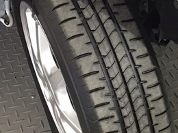 安全に走行するためには空気圧の確認をはじめ溝の深さ、ひび割れの等の点検が必要です。点検時に交換が必要と判断した場合は交換いたします。