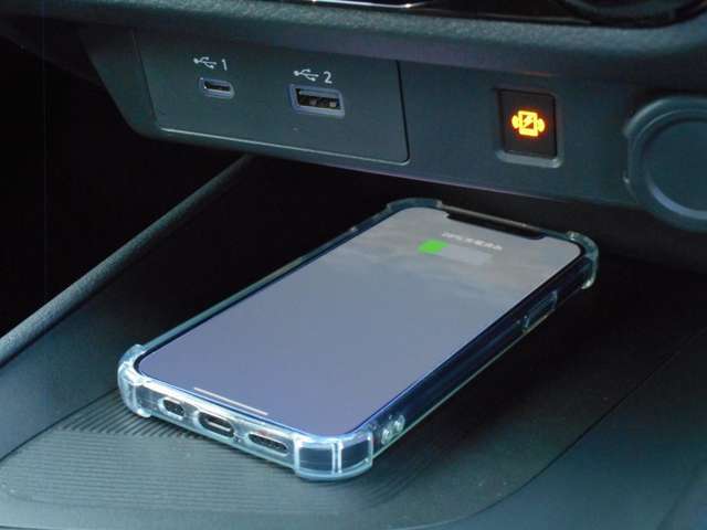 フロントセンタートレイは携帯電話のワイヤレス充電器となっています！
