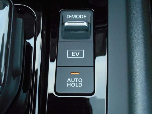 オートブレーキホールドは、ブレーキペダルを踏んで停車すると、ブレーキペダルから足を離してもクルマがブレーキ力を維持。ペダルを踏み続けることによる足の疲れを緩和します。
