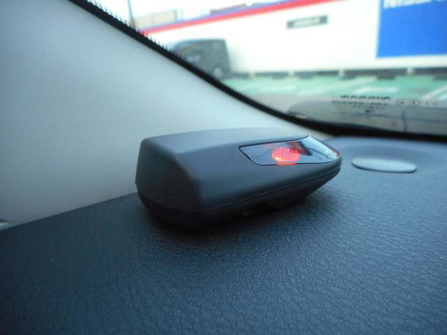 カーアラームは停車中にドアをこじ開けられると、音と光で回りにお知らせします。