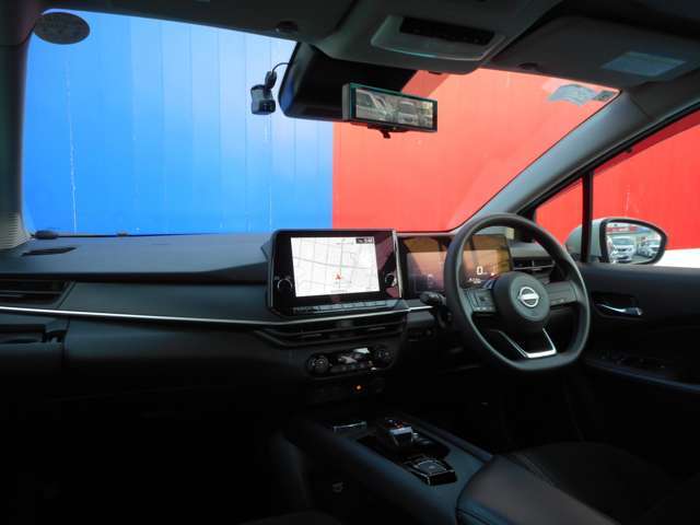 フロントガラスが広く視界が広々としているので、運転がとてもし易いです！