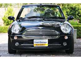 大切に扱われたことは言うまでもなく保管状態も良好です。幌はもちろんゴム製部品にヤレがないことから年式を感じさせないお車です。